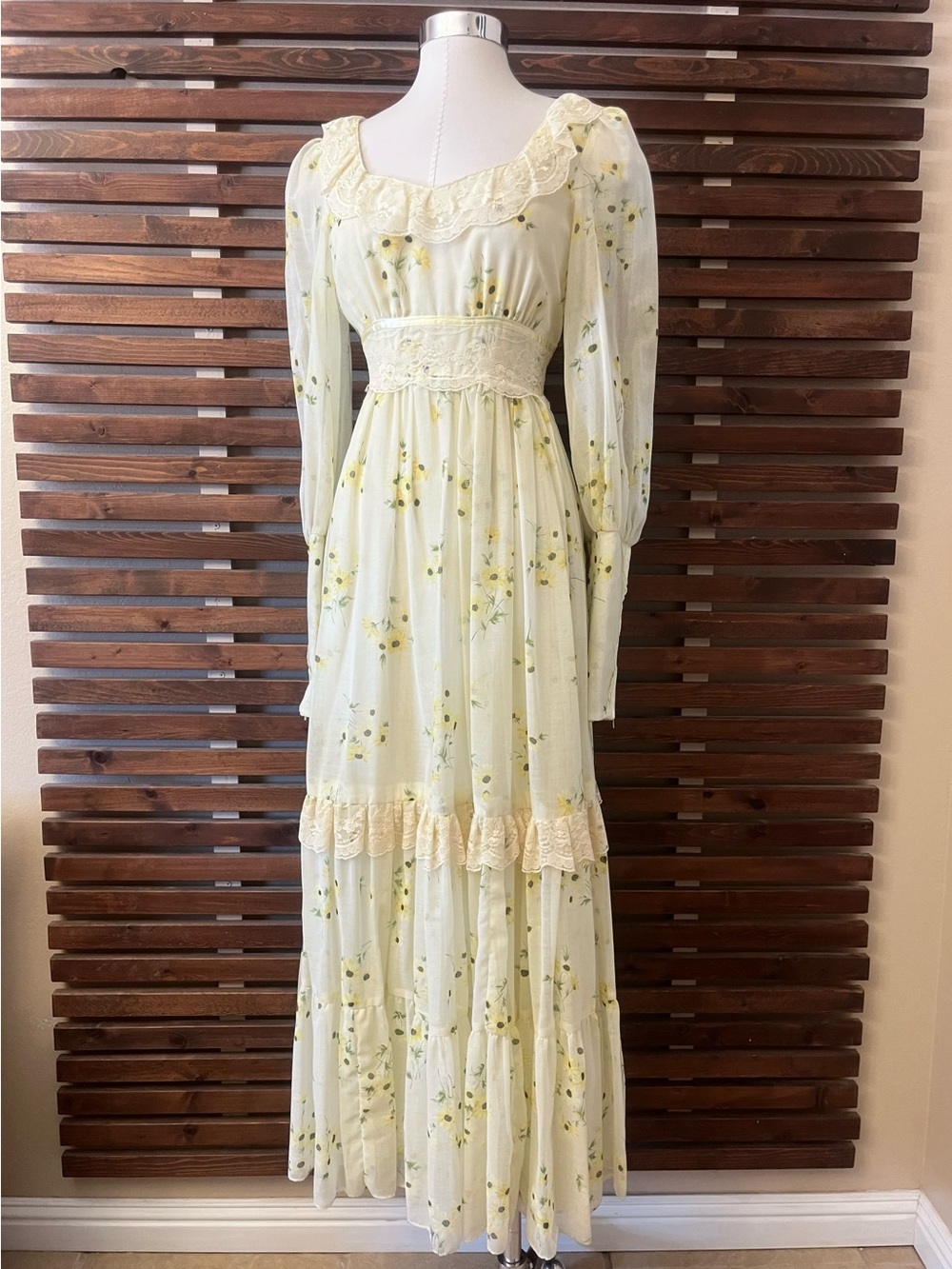 1970s 70s Vintage Gunne Sax Yellow Daisy Floral Lace Trim Maxi Tie Waist Dress